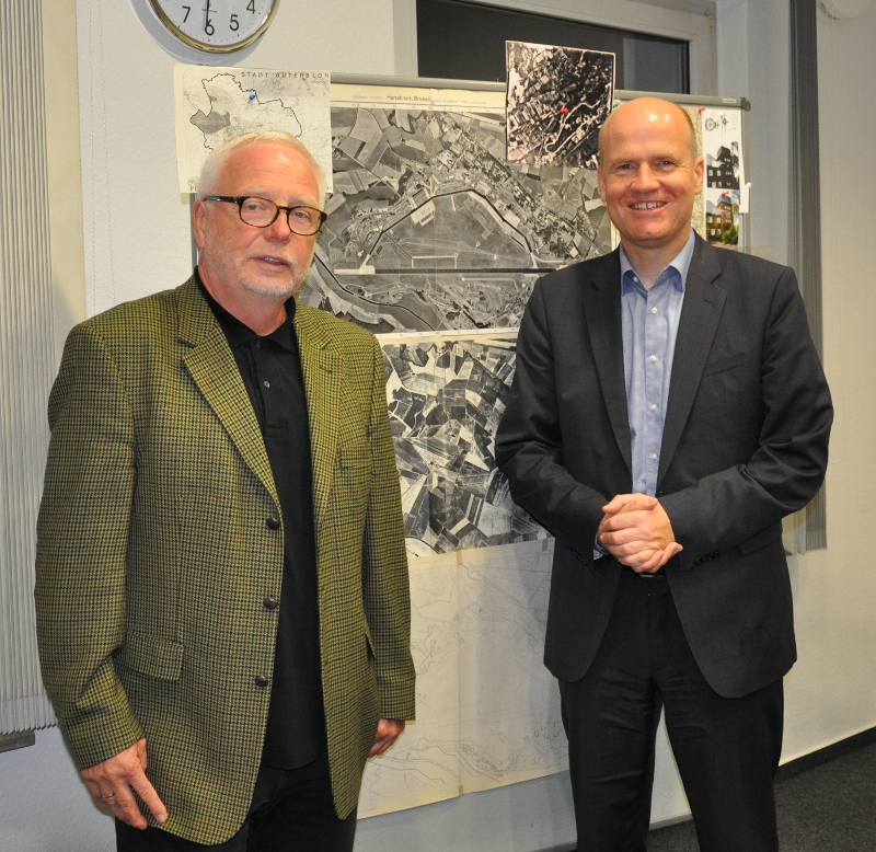 Dr. Wolfgang Büscher (l.) und der CDU-Kreisvorsitzende und Bundestagsabgeordnete Ralph Brinkhaus vor historischen Karten des Flugplatzes. Dr. Wolfgang Büscher (l.) und der CDU-Kreisvorsitzende und Bundestagsabgeordnete Ralph Brinkhaus vor historischen Karten des Flugplatzes.
