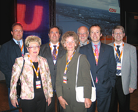 Die Gütersloher Delegation mit dem Minister für Bauen und Verkehr, Oliver Wittke (v.l.): Karl-Heinz Diederichs, Annegret Jürgenliemke, Hans Schäfer, Lis Fockenbrock, Ludger Kaup, Minister Oliver Wittke und Hubert Kleinemeier. Die Gütersloher Delegation mit dem Minister für Bauen und Verkehr, Oliver Wittke (v.l.): Karl-Heinz Diederichs, Annegret Jürgenliemke, Hans Schäfer, Lis Fockenbrock, Ludger Kaup, Minister Oliver Wittke und Hubert Kleinemeier.