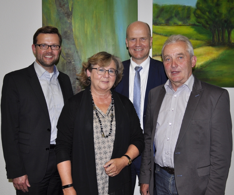 Wollen gemeinsam für die Planungshoheit der Kommunen kämpfen (v.l.): Der Gütersloher CDU-Stadtverbandsvorsitzende Raphael Tigges, Ursula Doppmeier MdL, der CDU-Kreisvorsitzende Ralph Brinkhaus MdB sowie Referent Friedhelm Ortgies MDL. Wollen gemeinsam für die Planungshoheit der Kommunen kämpfen (v.l.): Der Gütersloher CDU-Stadtverbandsvorsitzende Raphael Tigges, Ursula Doppmeier MdL, der CDU-Kreisvorsitzende Ralph Brinkhaus MdB sowie Referent Friedhelm Ortgies MDL.