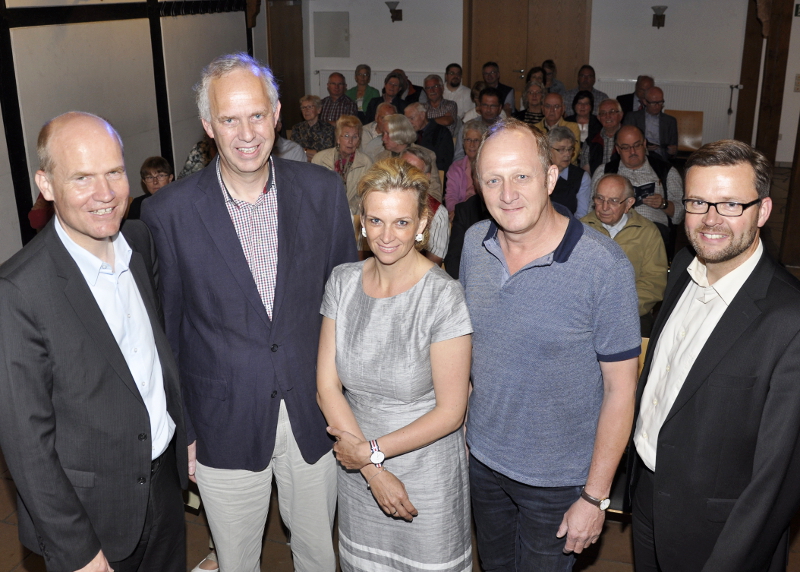 Erinnerten an Kardinal Graf von Galen (v.l.): Ralph Brinkhaus MdB, Dr. Christoph Kösters, erste stellv. Bürgermeisterin Pamela Westmeyer, CDU-Ortsverbandsvorsitzender Klaus Thiemann und der Gütersloher CDU-Stadtverbandsvorsitzende Raphael Tigges. Erinnerten an Kardinal Graf von Galen (v.l.): Ralph Brinkhaus MdB, Dr. Christoph Kösters, erste stellv. Bürgermeisterin Pamela Westmeyer, CDU-Ortsverbandsvorsitzender Klaus Thiemann und der Gütersloher CDU-Stadtverbandsvorsitzende Raphael Tigges.