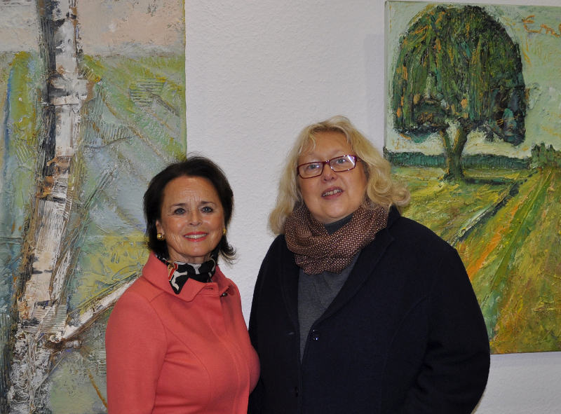 Elke Hardieck und Karin Davids (v.l.) vor zwei großen Landschaftsbildern bei der Präsentation der Ausstellung im Konrad-Adenauer-Haus. Elke Hardieck und Karin Davids (v.l.) vor zwei großen Landschaftsbildern bei der Präsentation der Ausstellung im Konrad-Adenauer-Haus.