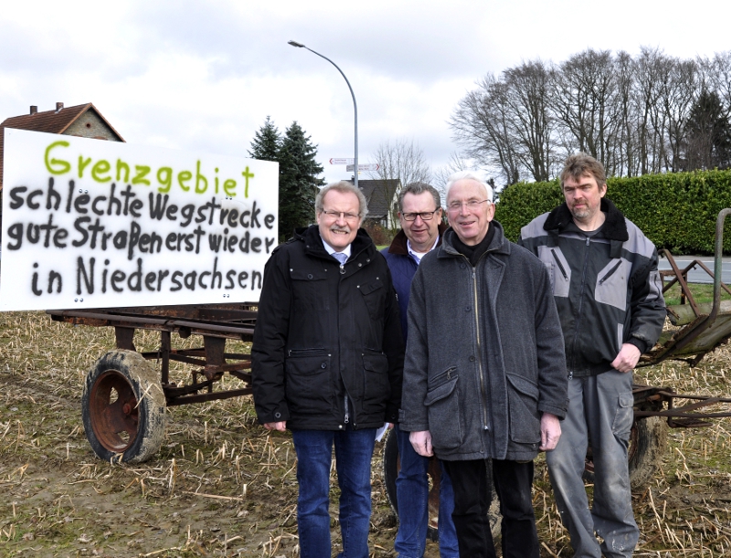 Trafen sich an dem Schild, das Anlieger Klaus Scheele aus Protest gegen den schlechten Straßenzustand aufgestellt hat (v.l.): Bernhard Altehülshorst, Detlev Kroos, Arnold Weßling und Landwirt Klaus Scheele. Trafen sich an dem Schild, das Anlieger Klaus Scheele aus Protest gegen den schlechten Straßenzustand aufgestellt hat (v.l.): Bernhard Altehülshorst, Detlev Kroos, Arnold Weßling und Landwirt Klaus Scheele.