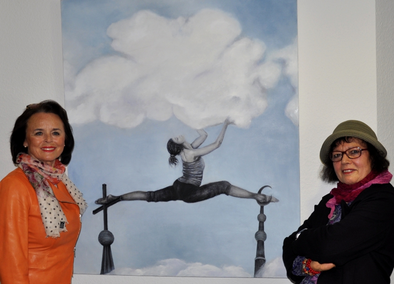 Elke Hardieck und Serpil Neuhaus (v.l.) vor dem Gemälde „Spagat zwischen den Kulturen“, dem das Motto der Ausstellung entnommen ist. Elke Hardieck und Serpil Neuhaus (v.l.) vor dem Gemälde „Spagat zwischen den Kulturen“, dem das Motto der Ausstellung entnommen ist.