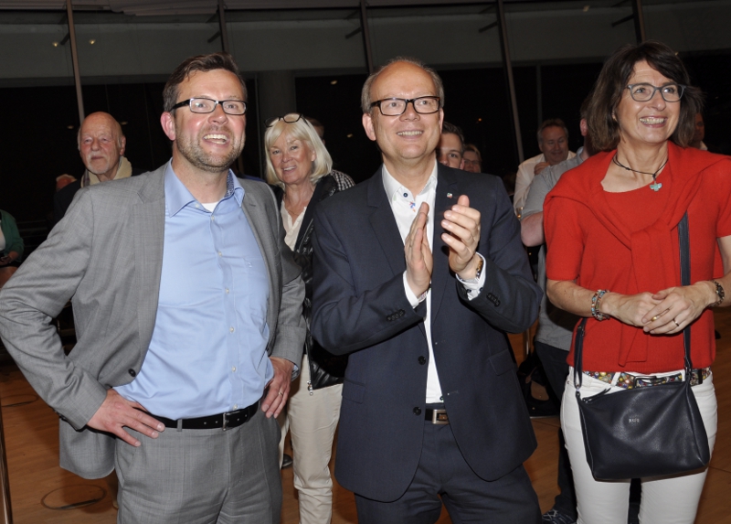 Freuen sich über die guten Wahlergebnisse für die CDU in ihren Wahlkreisen und im Land (v.l.): Raphael Tigges und André Kuper mit der stellvertretenden Landrätin Dr. Christine Disselkamp in der Wahllobby im Kreishaus. Freuen sich über die guten Wahlergebnisse für die CDU in ihren Wahlkreisen und im Land (v.l.): Raphael Tigges und André Kuper mit der stellvertretenden Landrätin Dr. Christine Disselkamp in der Wahllobby im Kreishaus.