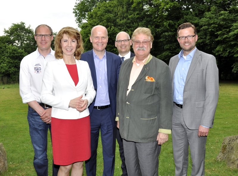 MIT-Vorstandsmitglieder mit den Gästen aus Land, Bund und Europa im Flussbett-Hotel in Gütersloh (v.l.): Tobias Lüffe-Baak, Dr. Martina Schwartz-Gehring, Ralph Brinkhaus MdB, Mathias Westerbarkei, Elmar Brok MdEP, und Raphael Tigges MdL. MIT-Vorstandsmitglieder mit den Gästen aus Land, Bund und Europa im Flussbett-Hotel in Gütersloh (v.l.): Tobias Lüffe-Baak, Dr. Martina Schwartz-Gehring, Ralph Brinkhaus MdB, Mathias Westerbarkei, Elmar Brok MdEP, und Raphael Tigges MdL.