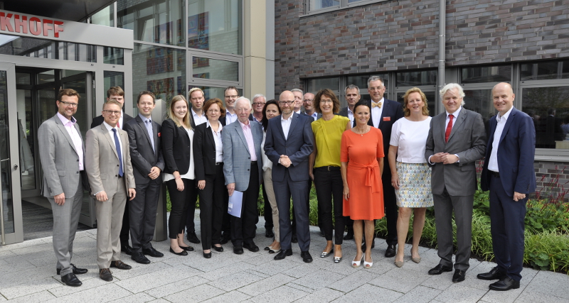 Die Besuchergruppe vor der Hauptverwaltung am Hülshorstweg mit CDU-Generalsekretär Peter Tauber (Mitte) sowie dem Bundestagsabgeordneten Ralph Brinkhaus, Firmengründer Hans Beckhoff (1. und 2. von rechts) und dem Landtagsabgeordneten Raphael Tigges (l.) Die Besuchergruppe vor der Hauptverwaltung am Hülshorstweg mit CDU-Generalsekretär Peter Tauber (Mitte) sowie dem Bundestagsabgeordneten Ralph Brinkhaus, Firmengründer Hans Beckhoff (1. und 2. von rechts) und dem Landtagsabgeordneten Raphael Tigges (l.)