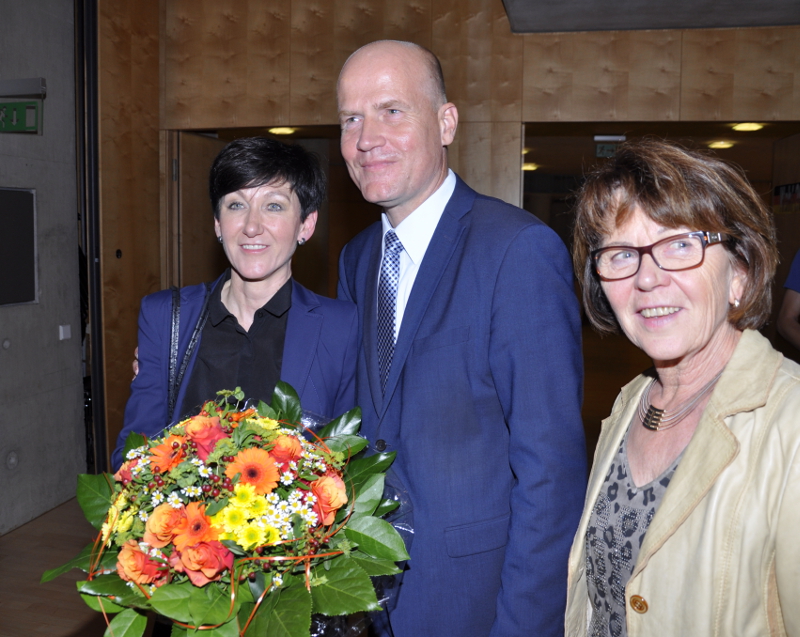 Wahlsieger Ralph Brinkhaus mit Ehefrau Elke (l.) und der stellvertretenden CDU-Kreisvorsitzenden Elisabeth Witte. Wahlsieger Ralph Brinkhaus mit Ehefrau Elke (l.) und der stellvertretenden CDU-Kreisvorsitzenden Elisabeth Witte.
