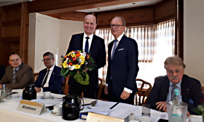 Ralph Brinkhaus MdB wurde in seinem Amt als Bezirksvorsitzender bestätigt Ralph Brinkhaus MdB wurde in seinem Amt als Bezirksvorsitzender bestätigt